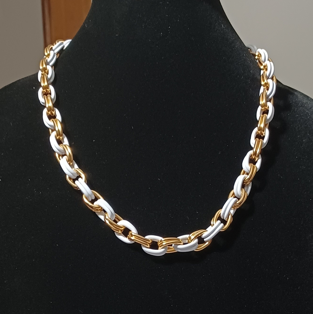 AVON VINTAGE GOLD AND WHITE TONES NECKLACE